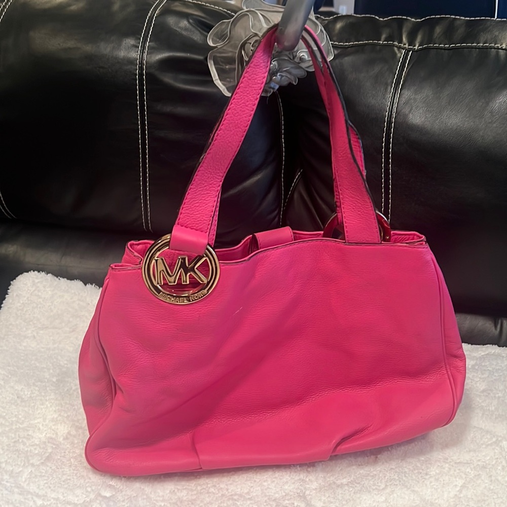 Pink Michael Kors bag with multiple pockets inside